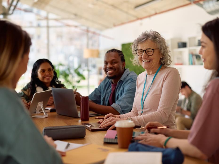 Students and a professor in class discussing AI