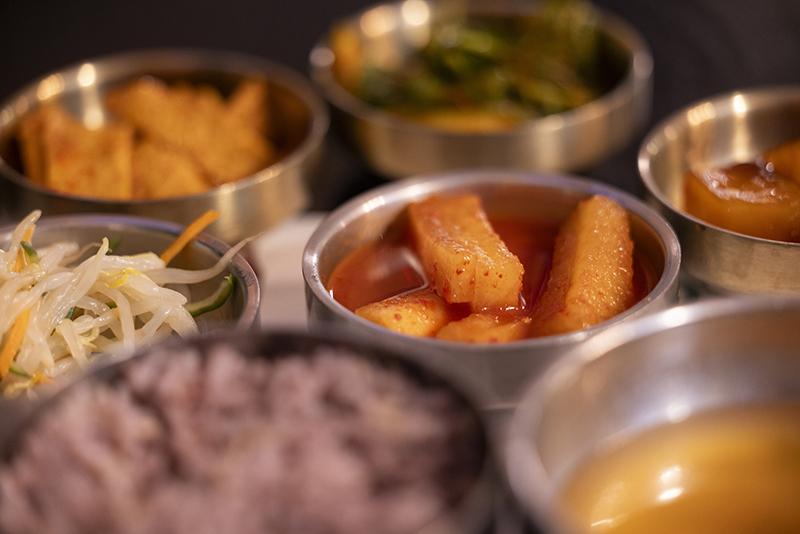 Korean side dishes, including kkakdugi 